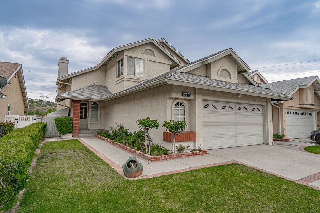 28552 Avocado Pl in Santa Clarita, CA - Building Photo