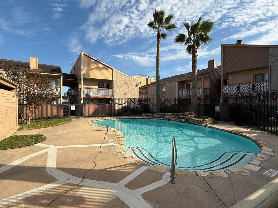 10203 Forum Park Dr in Houston, TX - Building Photo