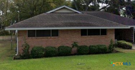116 W 14th St in Shiner, TX - Foto de edificio