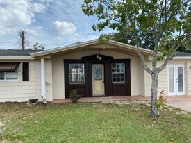 3600 Beacon Square Dr in Holiday, FL - Building Photo