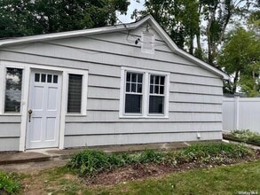 105 Burt Ave in Northport, NY - Building Photo - Building Photo
