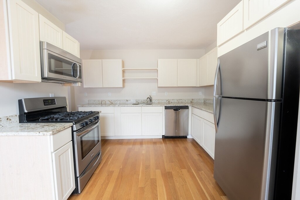 325 Dorchester St in Boston, MA - Building Photo