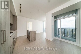 1 Yorkville Ave in Toronto, ON - Building Photo - Building Photo