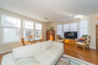 53 Winslow Rd, Unit A in Brookline, MA - Building Photo - Building Photo