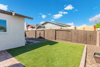 8681 E Latham St in Scottsdale, AZ - Foto de edificio - Building Photo