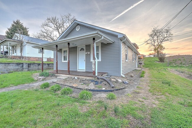 1017 Fairview Ave in Kingsport, TN - Foto de edificio - Building Photo