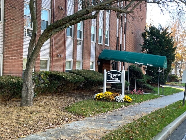 Hampton House Apartments in West Haven, CT - Building Photo - Building Photo