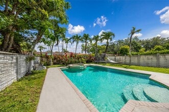 5781 SW 25th St in Miami, FL - Building Photo - Building Photo