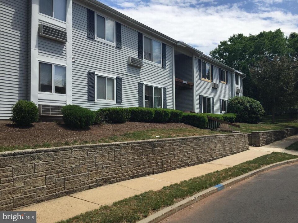 51 Eton Way in Franklin Township, NJ - Building Photo