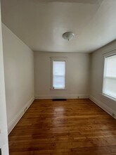 327 S Gardiner Ave-Unit -327 S. Gardiner #1 in Rockford, IL - Building Photo - Building Photo