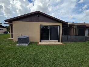 9430 S Meadows Cir in Miramar, FL - Building Photo - Building Photo