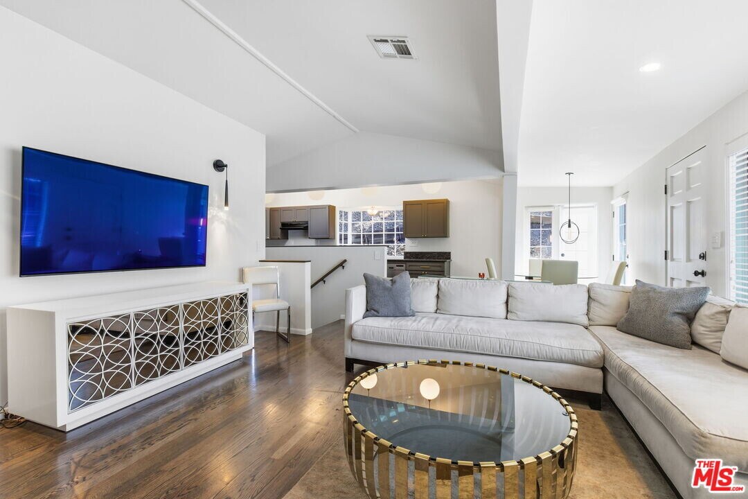9820 Yoakum Dr in Beverly Hills, CA - Foto de edificio