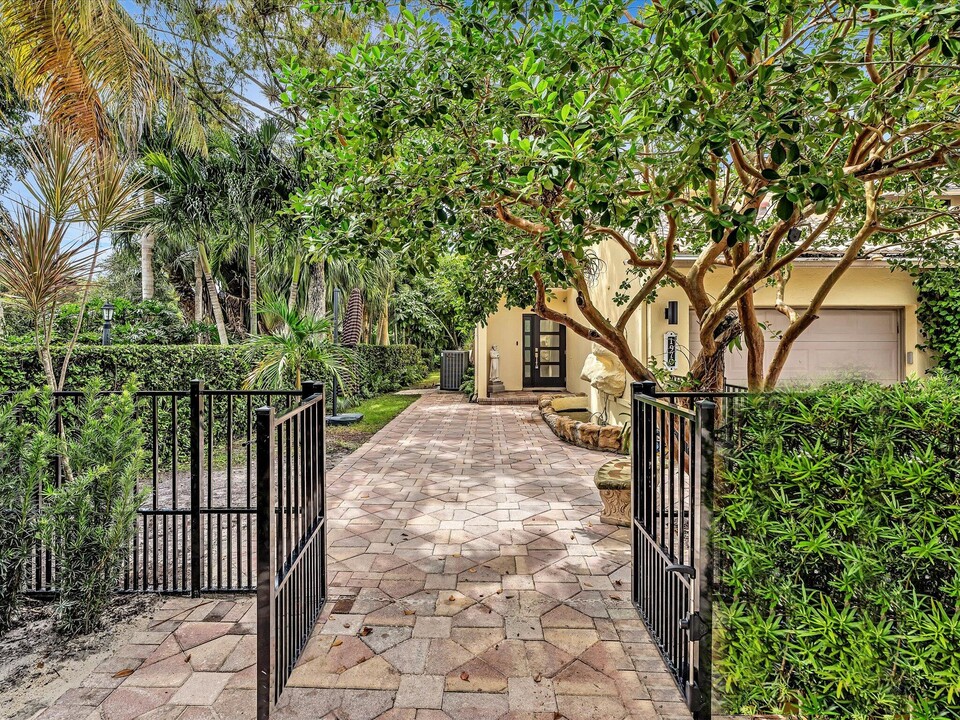 1970 Canterbury Cir in Wellington, FL - Building Photo