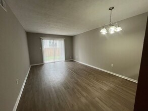 301 E Second St in Springfield, GA - Foto de edificio - Building Photo