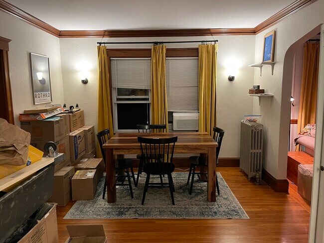 16 Russell Rd in Newton, MA - Foto de edificio - Building Photo