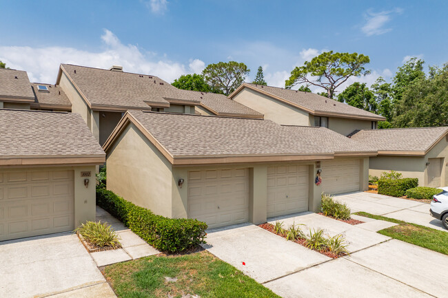 Landmark Oaks Condominiums in Palm Harbor, FL - Foto de edificio - Building Photo