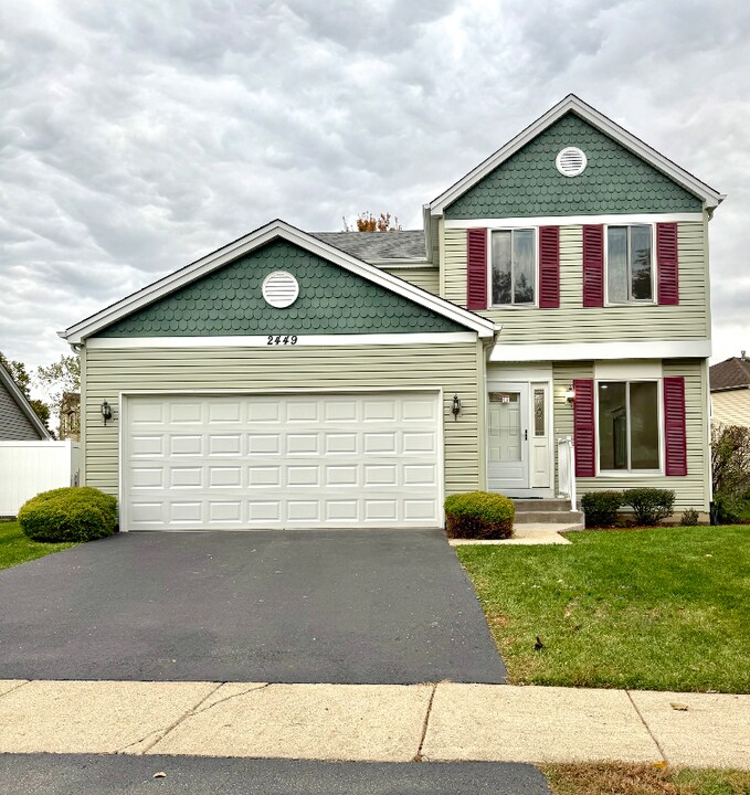 2449 Carlton Dr in Woodridge, IL - Building Photo