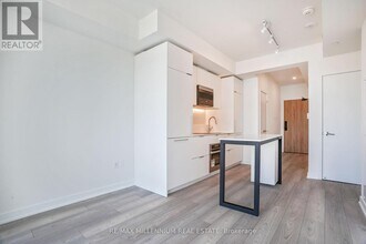 1 Fairview Rd E in Mississauga, ON - Building Photo - Building Photo