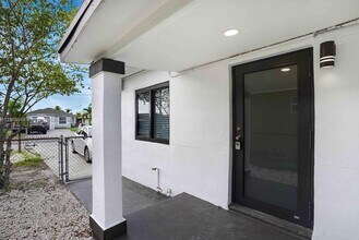 502 NW 7th Ct in Hallandale Beach, FL - Building Photo - Building Photo