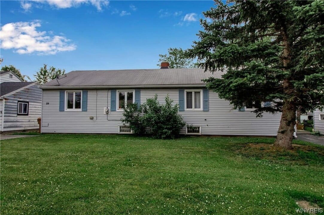 29-29 Kingswood Dr in Cheektowaga, NY - Foto de edificio