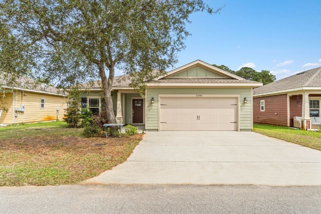 2140 Nina St in Navarre, FL - Building Photo