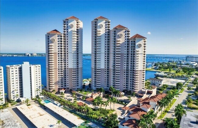 2104 W First St in Ft. Myers, FL - Foto de edificio - Building Photo