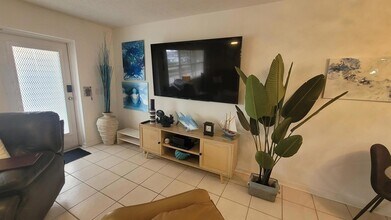 201 Kent L in West Palm Beach, FL - Building Photo - Building Photo