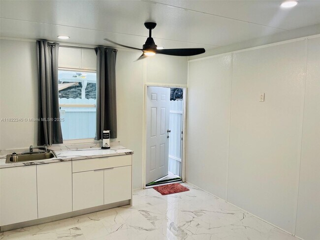 6839 SW 21st St in Miramar, FL - Building Photo - Building Photo
