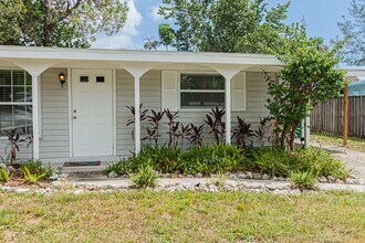 2140 Harbor Ln in Naples, FL - Building Photo - Building Photo