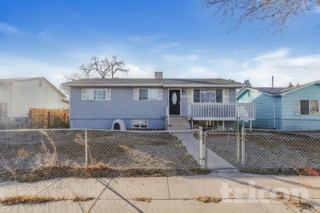 property at 906 Arrawanna St