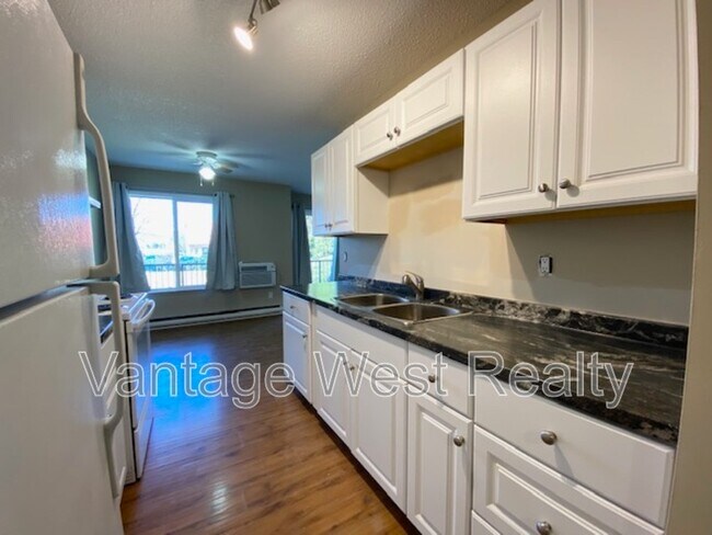 875 Badke Rd in Kelowna, BC - Building Photo - Building Photo