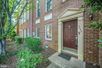 2426 N Hampton Dr in Alexandria, VA - Building Photo - Building Photo