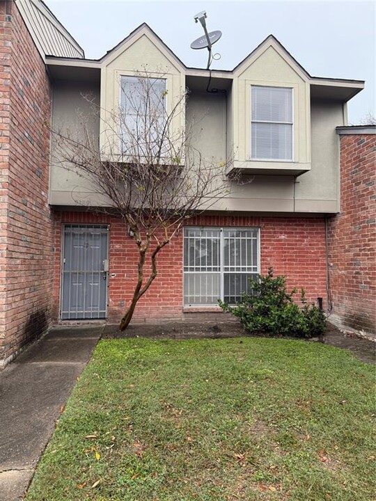 9389 Westwood Village Dr in Houston, TX - Building Photo