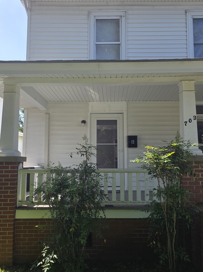 703 1st St, Unit B in Elizabeth City, NC - Foto de edificio - Building Photo
