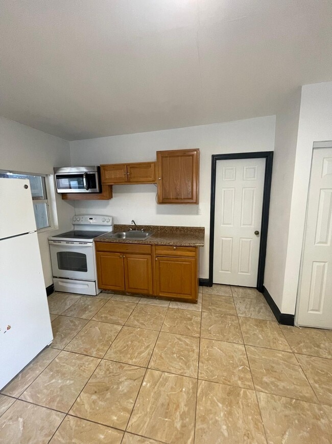 8940 NW 34th Avenue Rd, Unit 3 in Miami, FL - Building Photo - Building Photo