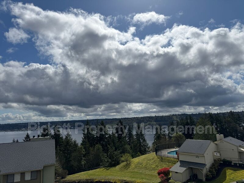 1745 W Sunn Fjord Ln in Bremerton, WA - Building Photo