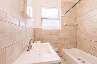 24 NE 1st Ave in Dania Beach, FL - Building Photo - Building Photo