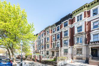 713 Eastern Pky in Brooklyn, NY - Foto de edificio - Building Photo