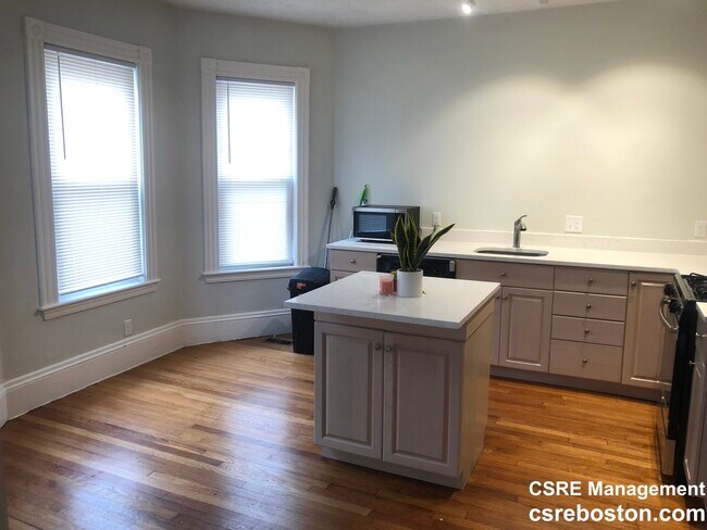24 Pond St, Unit 1 in Boston, MA - Building Photo - Building Photo