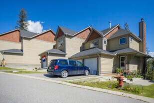 111 Middle Springs Dr in Banff, AB - Building Photo
