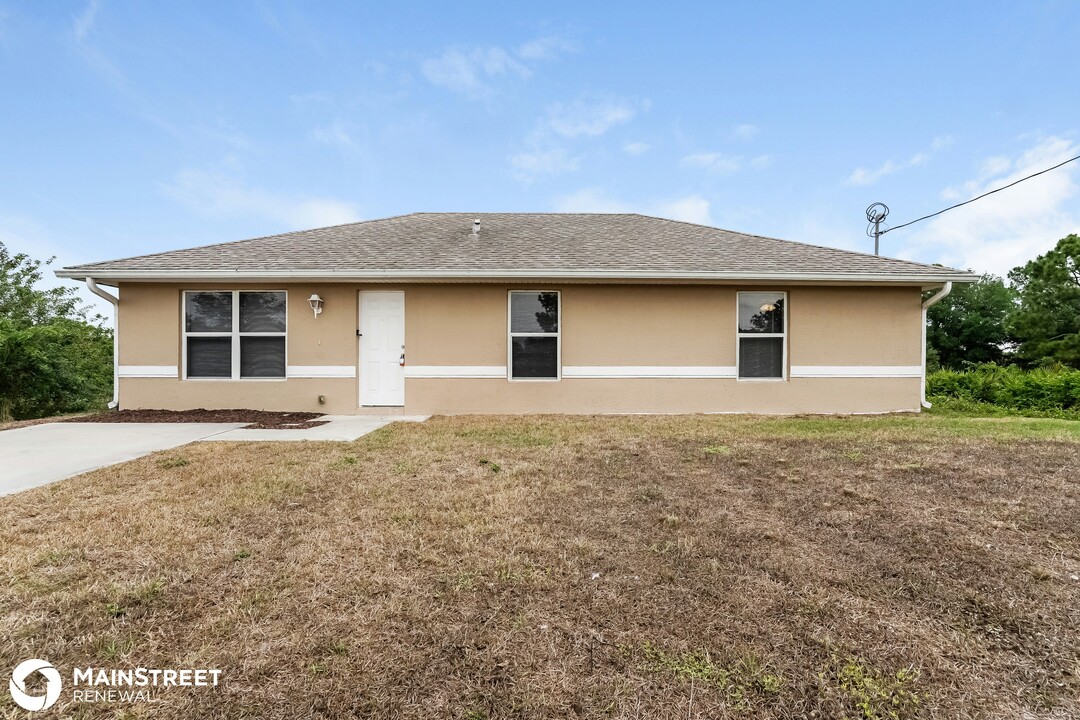 1163 Barfield St E in Lehigh Acres, FL - Building Photo