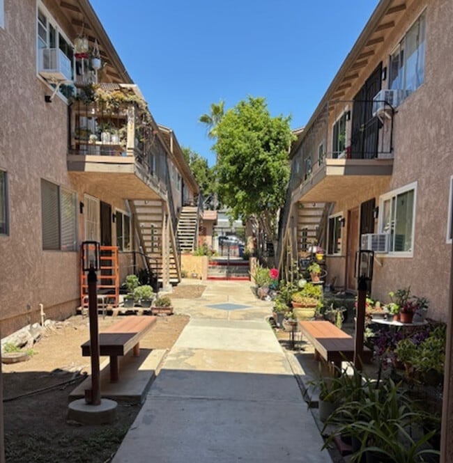 Sundance Senior Apartments in Spring Valley, CA - Foto de edificio - Building Photo