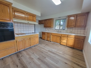 13550 Leadwell St in Los Angeles, CA - Building Photo - Building Photo
