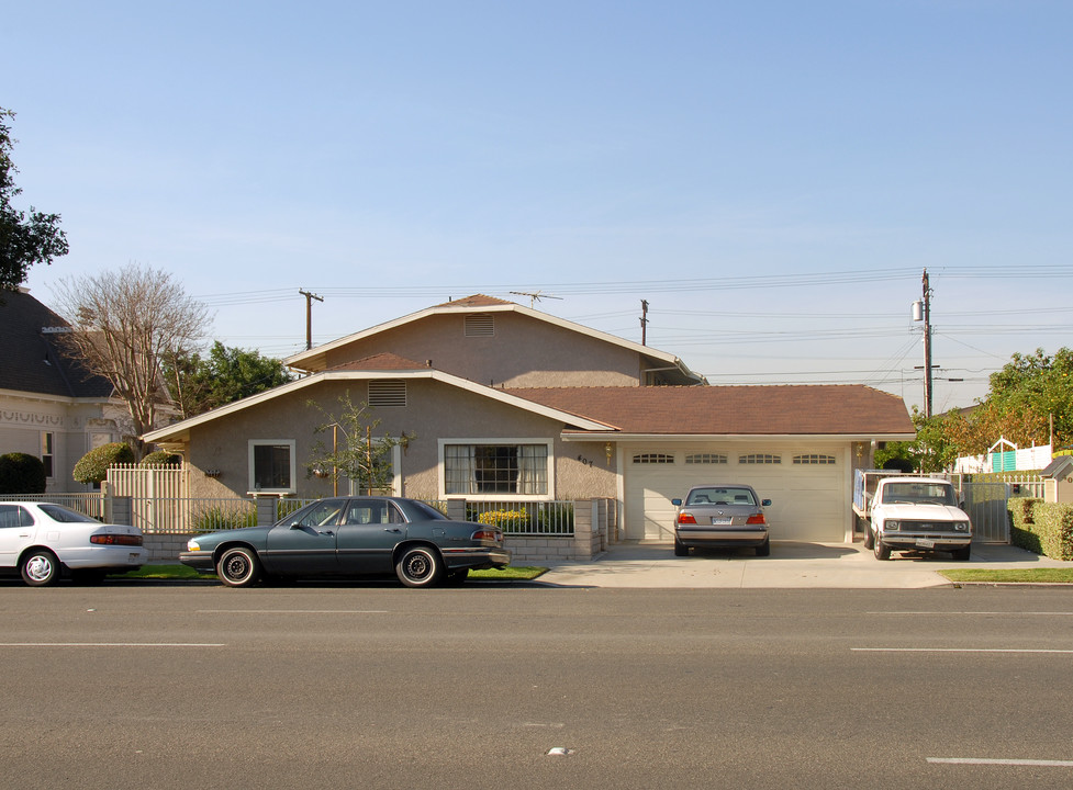 407 N San Gabriel Ave in Azusa, CA - Foto de edificio