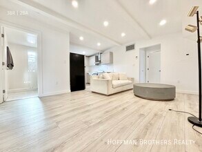 1570 Yosemite Dr, Unit 4 in Los Angeles, CA - Building Photo - Building Photo