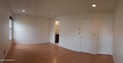 320 Tulip Ln in Freehold, NJ - Building Photo - Building Photo