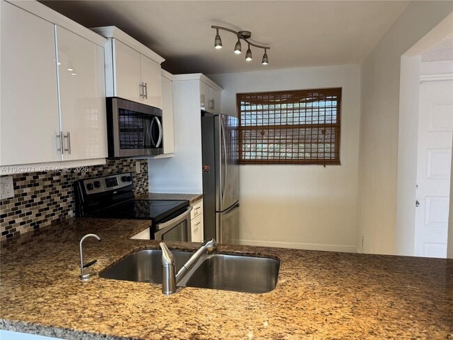 1831 Sabal Palm Dr in Davie, FL - Building Photo - Building Photo