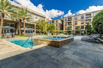 Caroline on Voss in Houston, TX - Foto de edificio - Building Photo