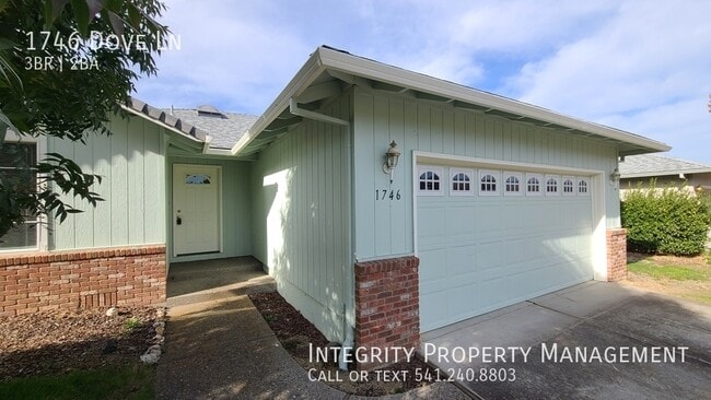 1746 Dove Ln in Medford, OR - Building Photo - Building Photo