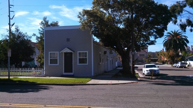 421-423 S Tremont St in Oceanside, CA - Foto de edificio - Building Photo